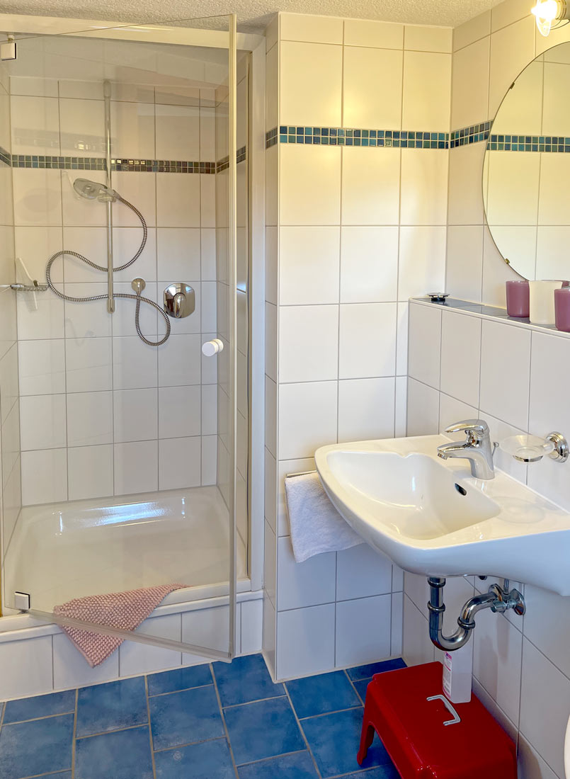 Badezimmer Fewo Rosenblüte Ferienhof Durach