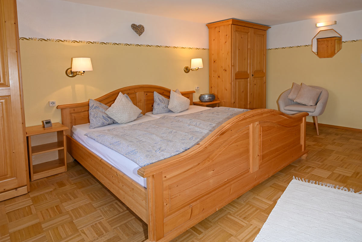 Doppelbett Fewo Rosenblüte Ferienhof Durach